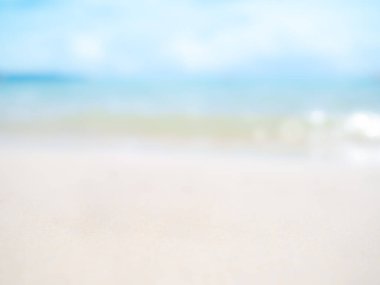 Soyut mavi deniz ve kıyı arka planında kumsal olan mavi gökyüzü. Turist tatili için tropik yaz tatili kavramı.