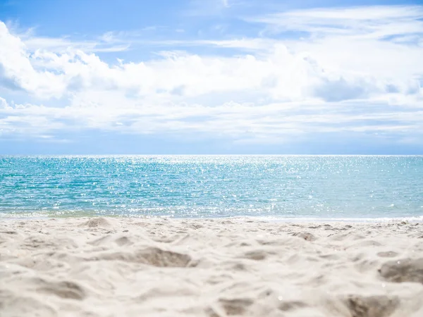 Sandstrand Küste Auf Verschwommenem Bokeh Blaues Meer Und Blauer Himmel — Stockfoto