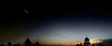 Ramazan kareem din sembolleri. Hilal ay ve gökyüzü koyu siyah arkaplanlı cami kubbesi. Kurban Bayramı, Arap bayramı, Kurban Bayramı, yeni yıl muharram konsepti için. panorama boş alanı.