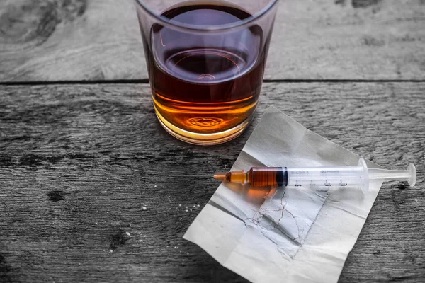 Cocaína Sobre Papel Seringa Com Uísque Álcool Vidro Sobre Fundo — Fotografia de Stock