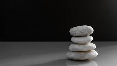 Siyah arka planda taş yığını. Piramit çakıl taşı. Zen aromaterapi spa ya da sakinlik, konsantrasyon, istikrar konsepti.