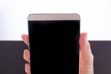 El ele tutuşan mobil model siyah beyaz arka planda. Boş boş boşluk dokunmatik akıllı telefon. Teknoloji sinyali kablosuz yüksek hızlı internet Wi 5G, gelecekteki iş konsepti.