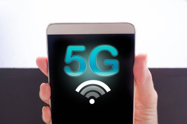Siyah ve beyaz arka planda 5G sembollü el ele tutuşmalar. Boş boş boşluk dokunmatik akıllı telefon. Teknoloji sinyali kablosuz yüksek hızlı internet Wi 5G, gelecekteki iş konsepti.