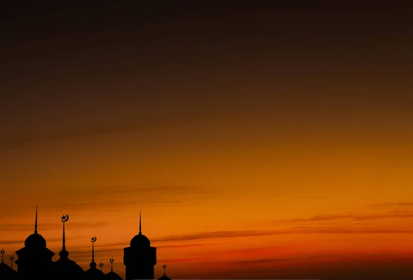 ラマダーン カレームの宗教シンボル 夕暮れ時のモスクドーム暗い黒の背景に Eid Fitr Arabic Eid Adha 新年ムハラームのコンセプト — ストック写真