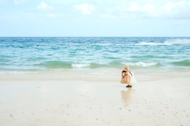 Sahilde mavi denizli bulanık bir kadınla beyaz kumsal. Pattaya Tayland 'daki Koh Larn Adası' nda okyanus. Doğa manzarası arka planı. Turizm için tropikal tatil yaz yolculuğunu gevşetin