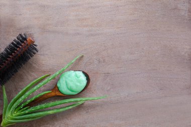 Saç bakım seti, tedavi, Aloe Vera, ahşap arka planda tarama. Doğal bitki, üstte boş alan var. Tatilde sağlık için aromaterapi Tatillerde dinlenme.