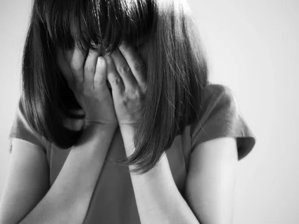 Donna Piangere Immagine Bianco Nero Giovane Faccia Copertura Femminile Con — Foto Stock