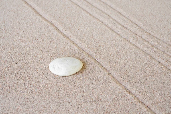 Zen Jardín Piedra Japonesa Sobre Arena Rastrillada Roca Guijarros Diseño —  Fotos de Stock