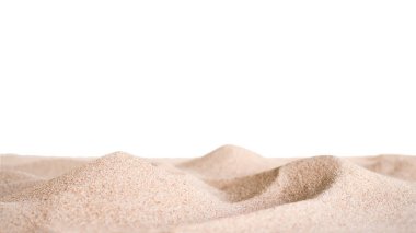 Beyaz arka planda izole edilmiş çöl kumu. Kuru kum tepeleri yüzey dalgaları deniz kıyısındaki açık sarı doğa. Tropikal yaz tatili veya çevre koruma konsepti için.