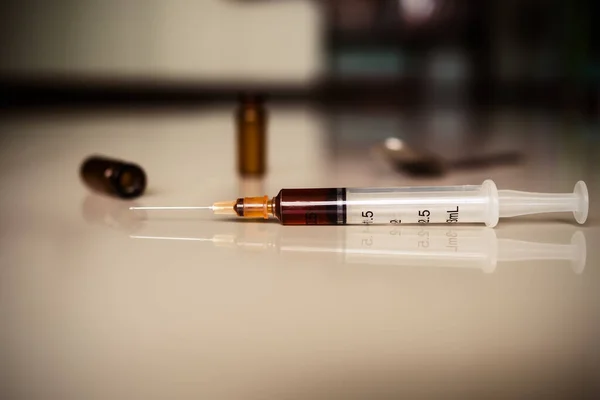 Şırıngada ketamin ve bulanık şişe. Bağımlı madde, uyuşturucu, yasadışı şey, tehlikeli uyuşturucu kavramı..