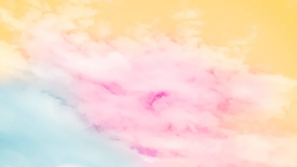 粉红色的云彩涂满了黄色和蓝色的天空 抽象彩虹梯度幻想甜蜜的背景 漂亮的壁纸 情人节的爱的概念 — 图库照片