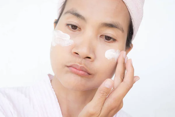 Mujer Que Aplica Crema Suero Piel Loción Cara Con Cara — Foto de Stock
