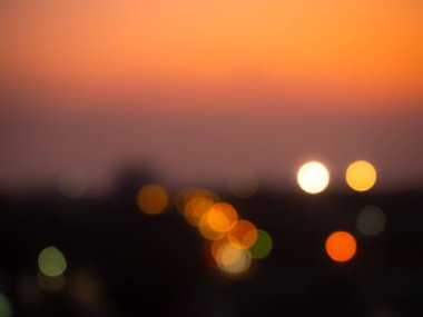 Soyut Bokeh gece karanlığında altın ya da turuncu, kırmızı gökyüzü ile renklendirilmiş ışığı söndürdü. Mutlu noeller ve mutlu yeni yıl kutlaması partileri için. Koyu siyah üzerinde parlak daire etkisi.