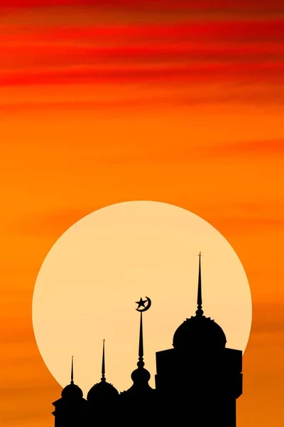 Фентезійне Зображення Місяць Тіньовими Мечетями Купол Темному Золотому Фоні Eid — стокове фото