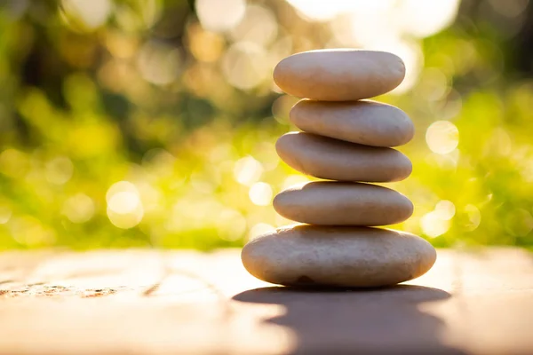 Pyramidenkieselsteine Auf Holz Natur Freien Verschwimmen Bokeh Hintergrund Stapeln Sie — Stockfoto