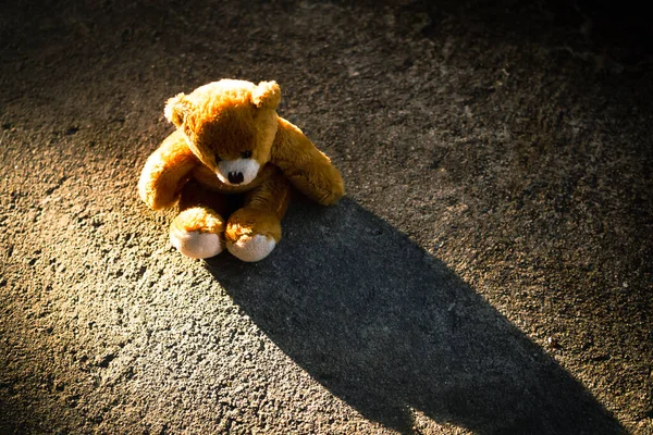 只有泰迪熊一个人坐在水泥地面黑暗的阴影上 忧郁的遗憾 失望的哭泣孤独的悲伤符号 被遗弃儿童或伤心儿童海报卡概念 — 图库照片
