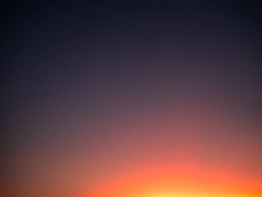 Gökyüzü Günbatımı Bulutu Arkaplanı Mavi Altın Güneş Açık Ufuk Güzeli Güneşli Gün Açık Görünümü Temiz Bulutlu Doğa Yazı Cennet Kağıdı Açık Hava Yüksek Gün Işığı Pofuduk Manzarası.