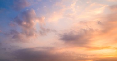 Gökyüzü Günbatımı Bulutu Arkaplanı Mavi Altın Güneş Açık Ufuk Güzeli Güneşli Gün Açık Görünümü Temiz Bulutlu Doğa Yazı Cennet Kağıdı Açık Hava Yüksek Gün Işığı Pofuduk Manzarası.