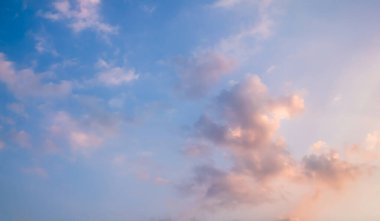 Gökyüzü Günbatımı Bulutu Arkaplanı Mavi Altın Güneş Açık Ufuk Güzeli Güneşli Gün Açık Görünümü Temiz Bulutlu Doğa Yazı Cennet Kağıdı Açık Hava Yüksek Gün Işığı Pofuduk Manzarası.