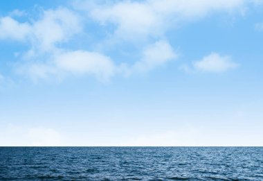 Okyanus Arkaplan Dokusunun Yüzeyi Mavi Deniz ve Ufuk Doğa Yazı Tropik, Güzellik Manzarası Kıyı Adası Açık Gökyüzü Gündüz Kartı Tatil Turizmi, Derin Su Arkaplanı.