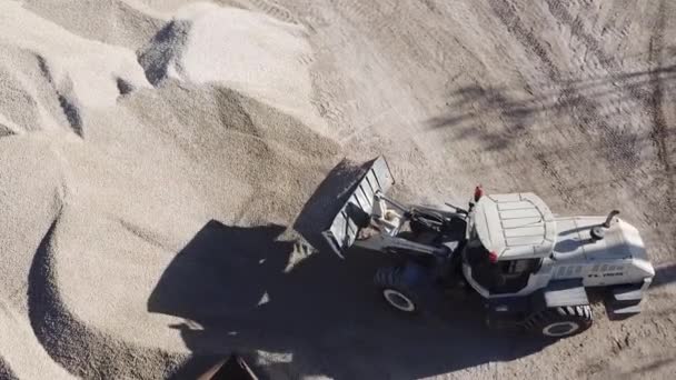 Wheeled Front-End Loader or Bulldozer Loading Crushed Stone in Heavy Dump Truck and Trailer Гірнича промисловість — стокове відео
