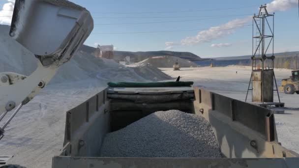 Vödör elülső rakodó rakományok zúzott kő a Dump Truck Body építőipari logisztikai központ — Stock videók