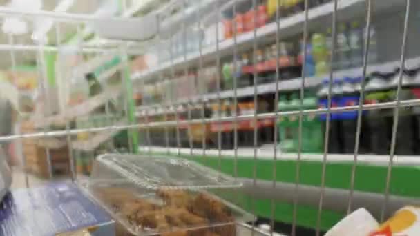 Carro con productos alimenticios en el supermercado, Comprador con carrito de compras en movimiento en la tienda Time Lapse — Vídeo de stock