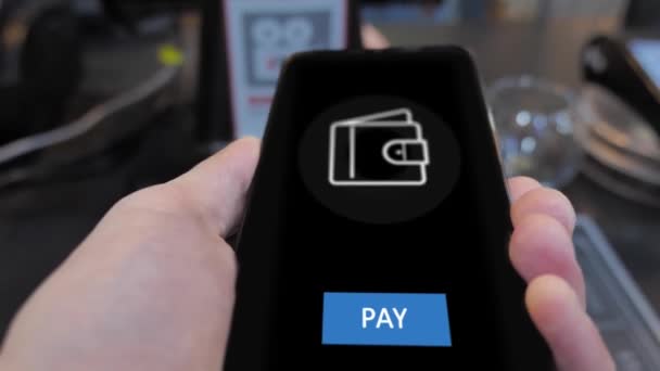 Mobiele betaling en e-geld. Human Hand Betalen per telefoon op elektronische betaalterminal — Stockvideo