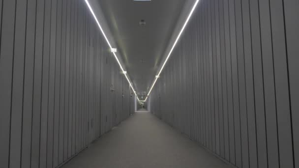 Longo corredor corredor sombrio repetitivo no hotel — Vídeo de Stock
