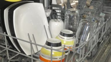 Kirli Tabaklar Mutfaktaki Bulaşık Makinesine Yükleniyor