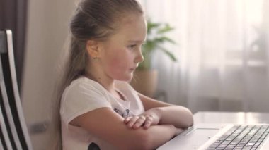 Kafkas Kız Öğrenci Çevrimiçi Öğrenim Sınıfı Çalışması Evde Dizüstü bilgisayarla Zoom Öğretmeni Çağırmak İçin