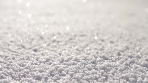 Superficie de nieve de cerca con fondo de copos de nieve — Vídeo de stock
