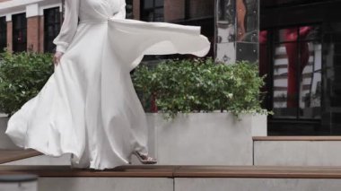Dalgalı Beyaz Elbiseli Gelin. Hafif Kumaş Rüzgarda Uçar