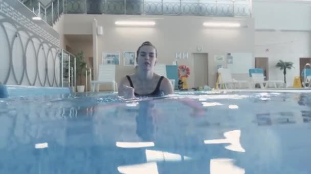 Entrenador aprendizaje niño nadar en la piscina durante la clase de natación para bebés, buceo del bebé bajo el agua — Vídeos de Stock