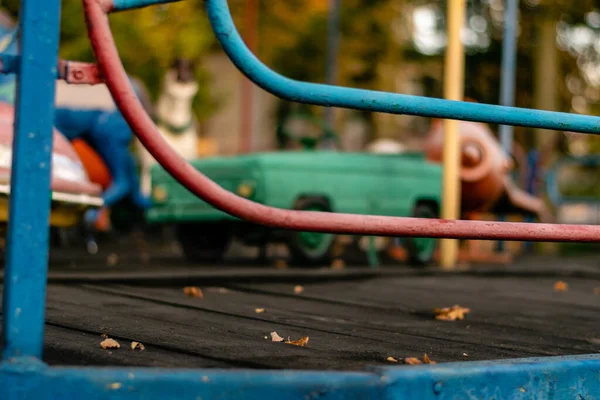 Terk edilmiş eğlence parkında eski bir atlıkarınca