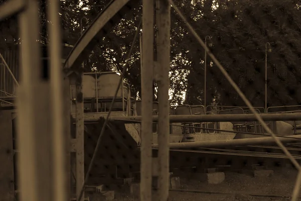 Terk edilmiş lunaparktaki eski eğlence treni.