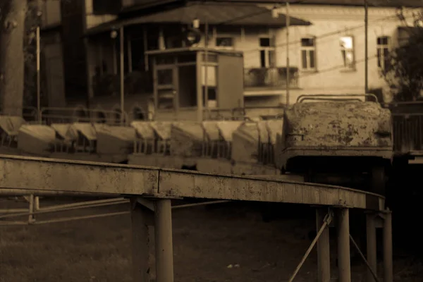 Lunaparkta terk edilmiş eski tren.