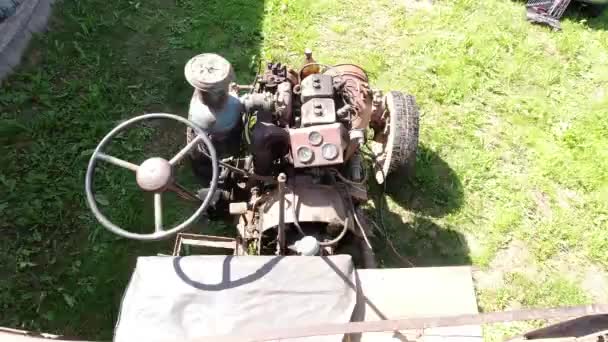 Motor Domácího Vinobraní Traktoru Běží Zelené Trávě — Stock video
