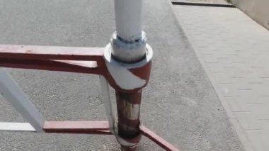 Gökyüzünün arka planına karşı deniz kıyısında geçişi yasaklayan yol işareti