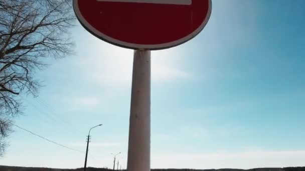 Straßenschild, das die Durchfahrt am Ufer des Minsker Meeres verbietet — Stockvideo