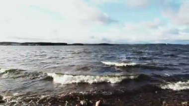 Minsk Denizi, azgın dalgalar ve fırtına bulutları