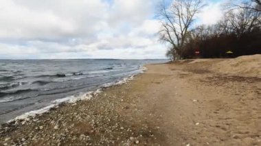 Minsk Denizi, kayalık plaj, azgın dalgalar ve fırtına bulutları