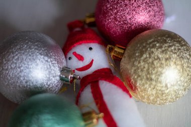 Kırmızı şapkalı beyaz kardan adam Noel toplarıyla