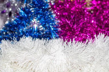 Yazıtlar için yeri olan çok renkli Noel çelenkleri.