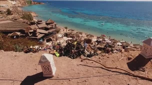 Egypten, Sharm El Sheikh - 02-07-2020: Utsikt över Röda havet och Farsha stranden från klippan — Stockvideo