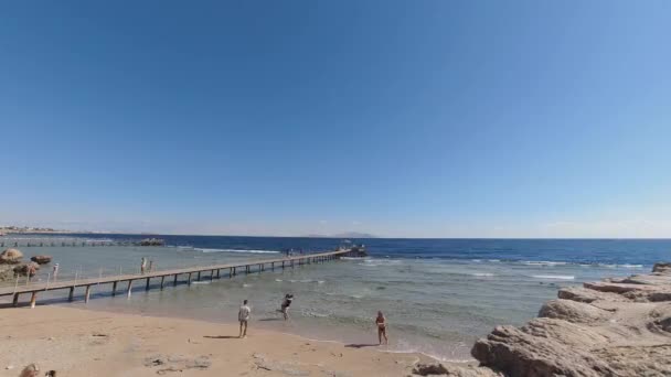 Egipt, Sharm El Sheikh - 02-07-2020: widok na plażę i morze czerwone w Egipcie — Wideo stockowe