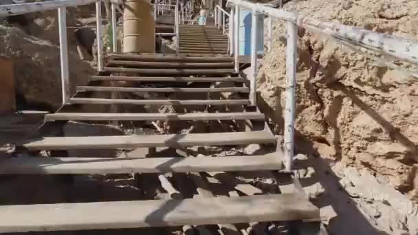 Egipt, Sharm El Sheikh - 02-07-2020: wspinaczka po schodach na plaży — Wideo stockowe