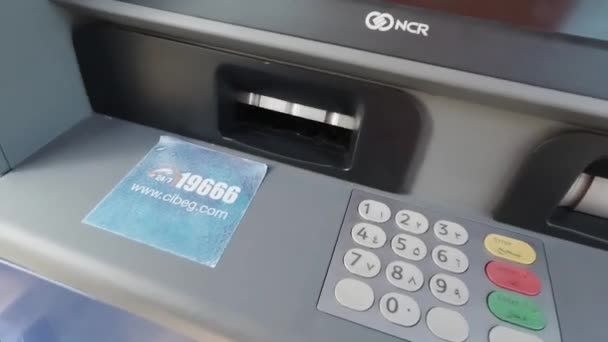Египет, Шарм-эль-Шейх - 02-10-2020: обмен долларов у банкомата в Шарм-эль-Шейхе — стоковое видео