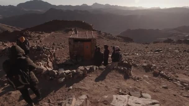 Αίγυπτος, Σαρμ Ελ Σέιχ - 02-09-2020: Ουρά στην τουαλέτα στα βουνά του Σινά της Αιγύπτου κατά την ανατολή του ηλίου — Αρχείο Βίντεο