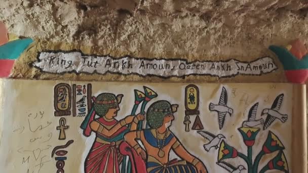 Egypten, Sharm El Sheikh - 02-10-2020: Egyptisk stenmålning inne i pyramiden: översätta kung Tutankhamun — Stockvideo